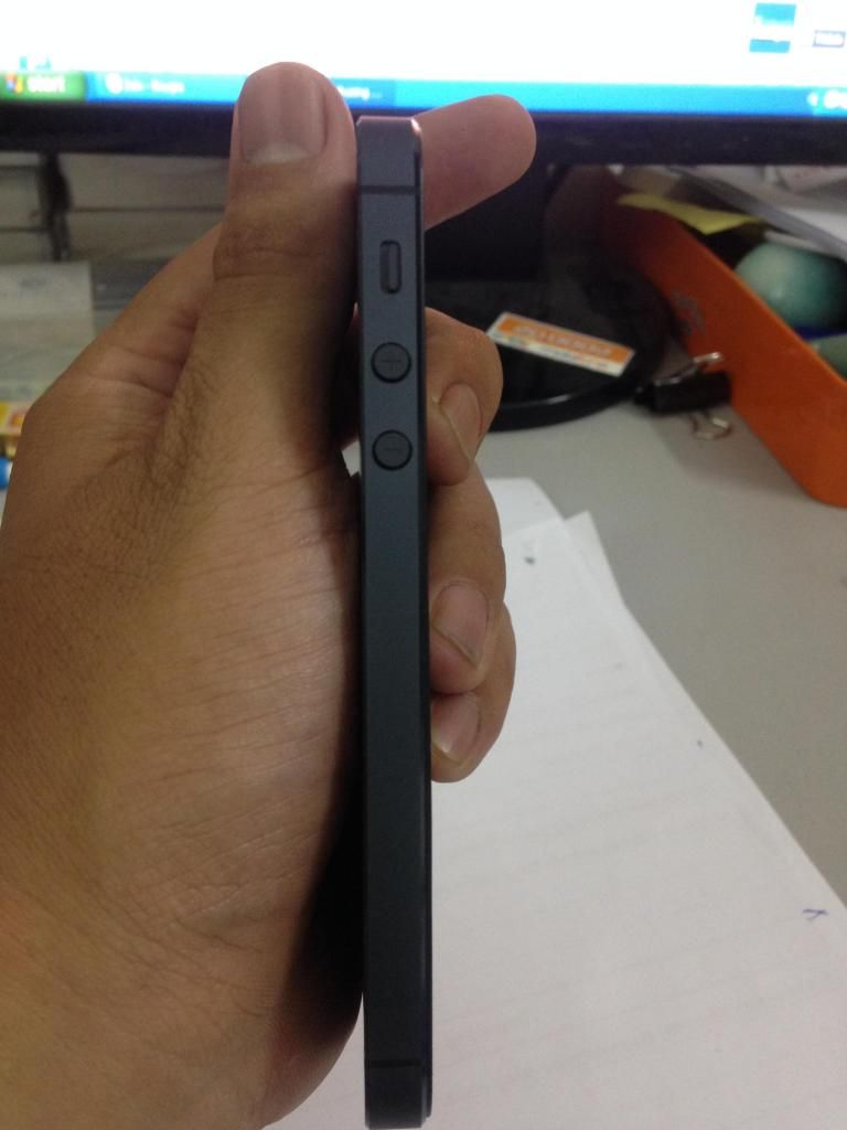 IPhone 5 đen 32G máy đẹp 98% ,4S trắng đen 32G máy đẹp 99% giá hot cho ngày noel - 1